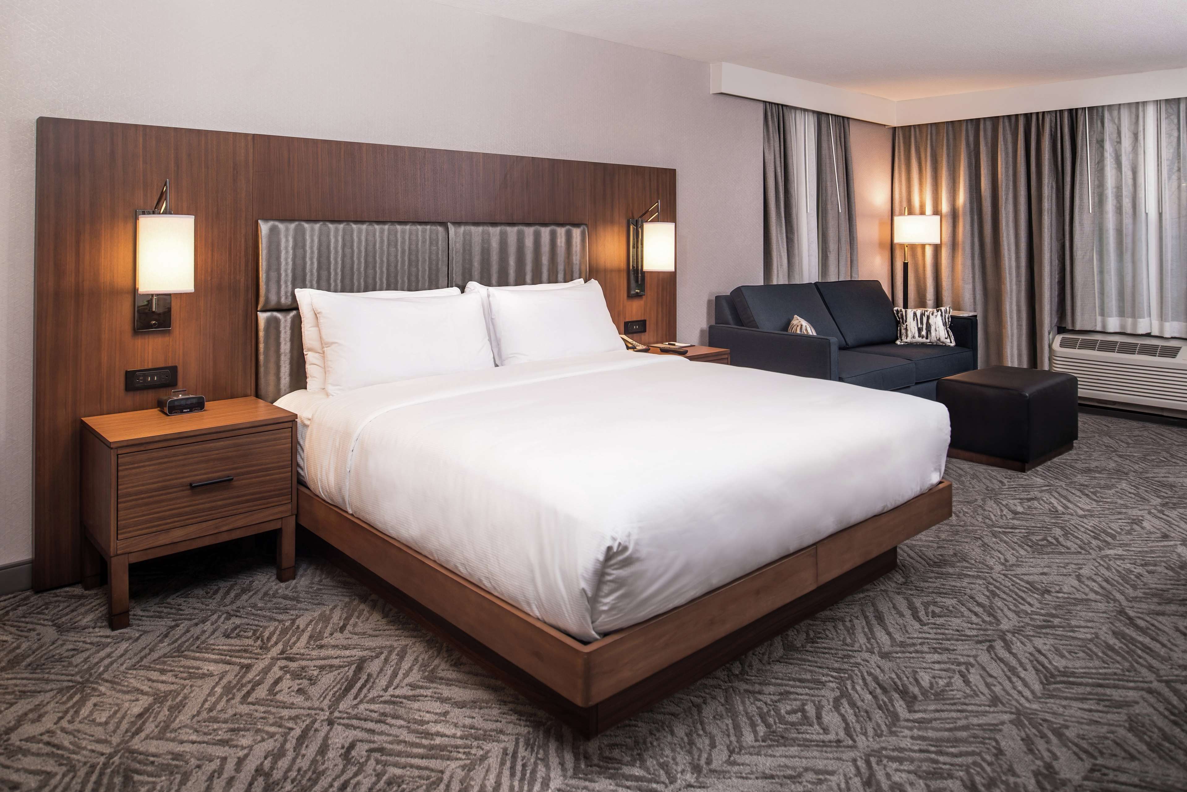 Doubletree by Hilton Lafayette East Room Type - 1 KING CORNER SUITE