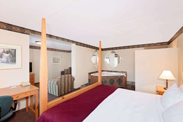 Suite - Ramada Hotel Pinewood Park Resort North Bay