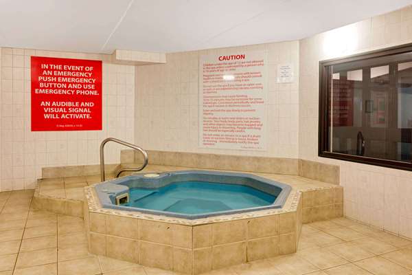 Pool - Ramada Hotel Pinewood Park Resort North Bay