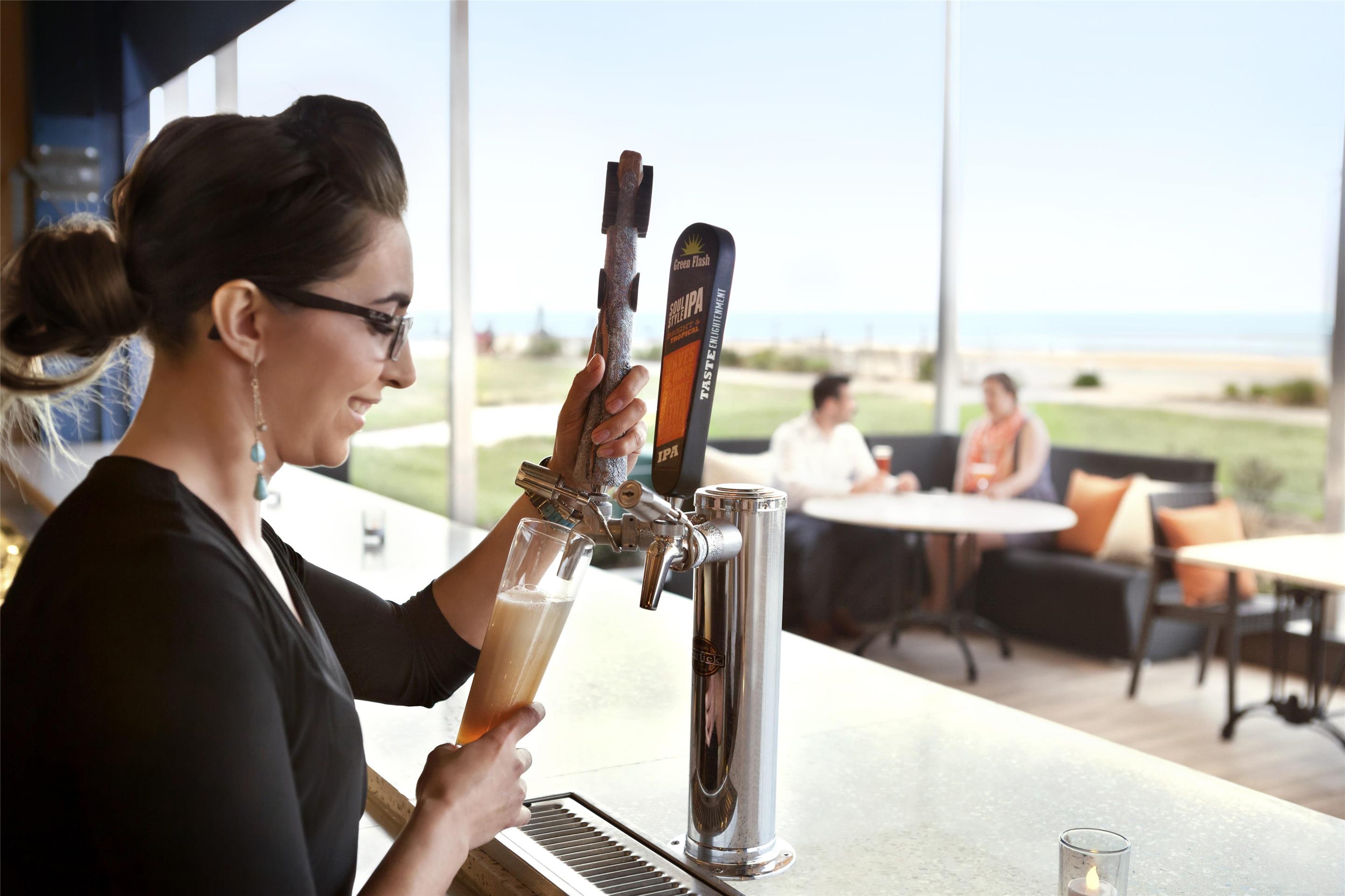 Bar Lounge | Hyatt House Virginia Beach / Oceanfront