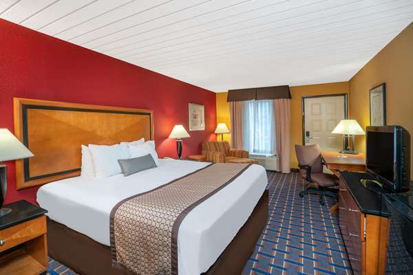 Suite - Baymont Inn & Suites Knoxville - I-75, Exit 110