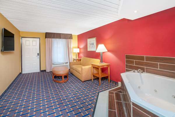 Suite - Baymont Inn & Suites Knoxville - I-75, Exit 110