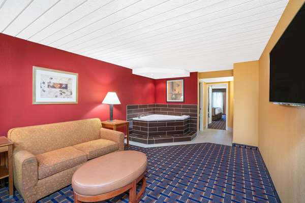 Suite - Baymont Inn & Suites Knoxville - I-75, Exit 110