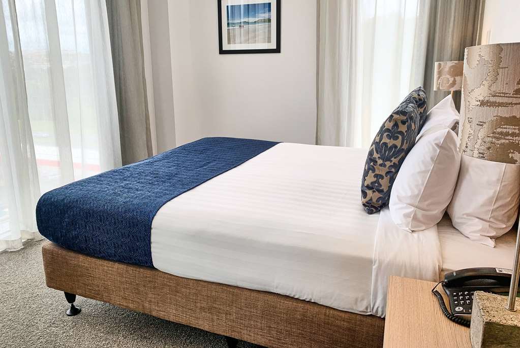 RAMADA SUITES BY WYNDHAM ALBANY-guestroom-Guest Room,On-Site.jpg