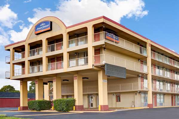 Exterior view - Super 8 Hotel Downtown Nashville - I-24 & I-65, Exit 87