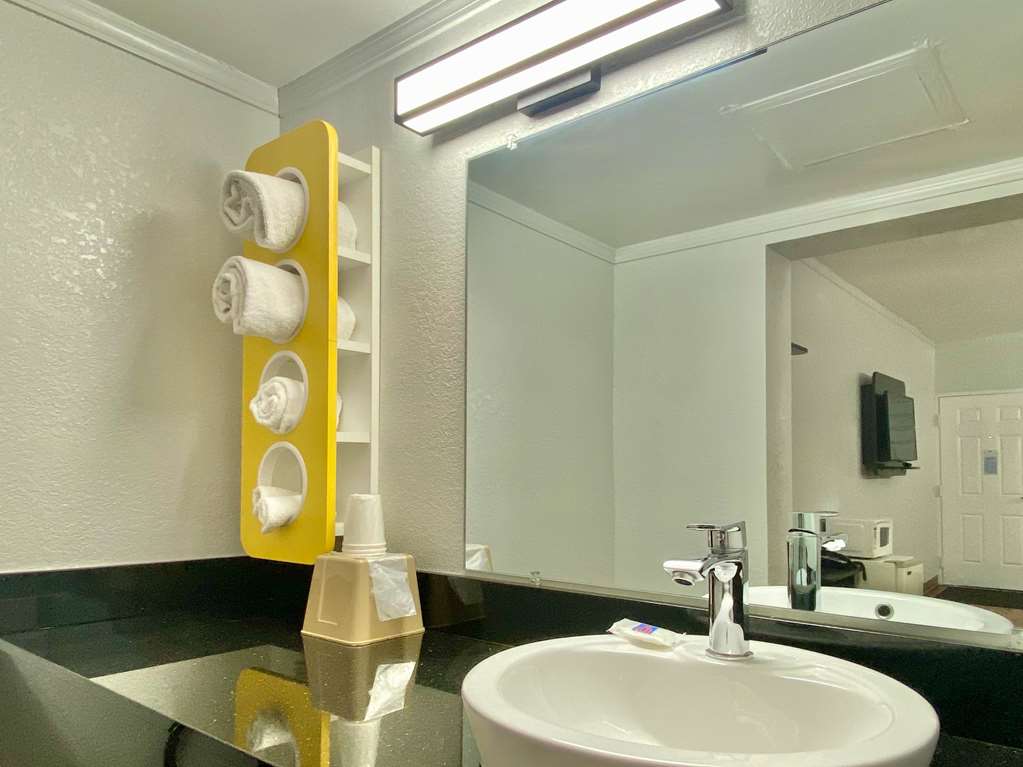 MOTEL 6 HUNTINGTON, WV-guestroom-Guest Room,Bathroom,On-Site.jpg