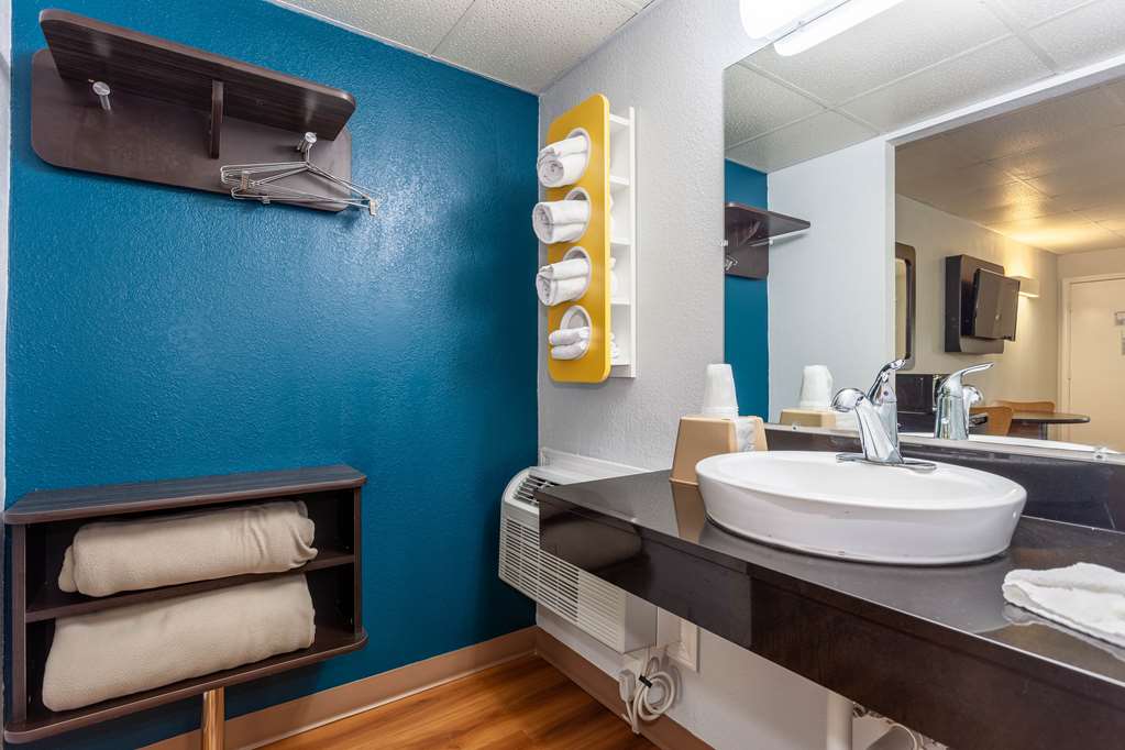MOTEL 6 WALTERBORO, SC-guestroom-Guest Room,Bathroom,On-Site.jpg
