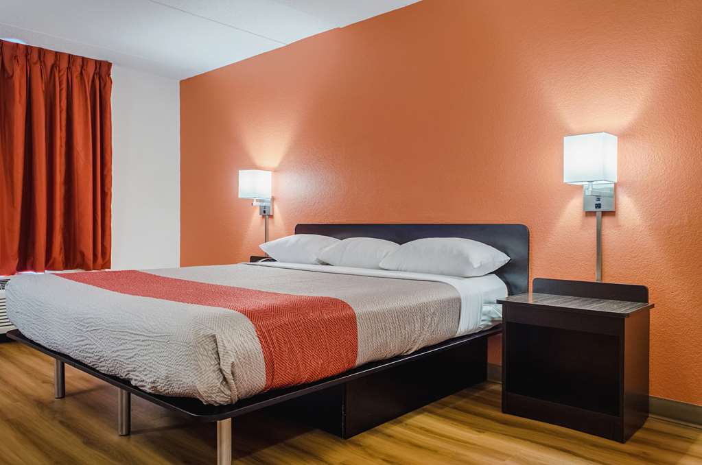 MOTEL 6 BROCKTON, MA-guestroom-Guest Room,Bed,Guest Room Amenity,On-Site,Furnishings,Single Room.jpg