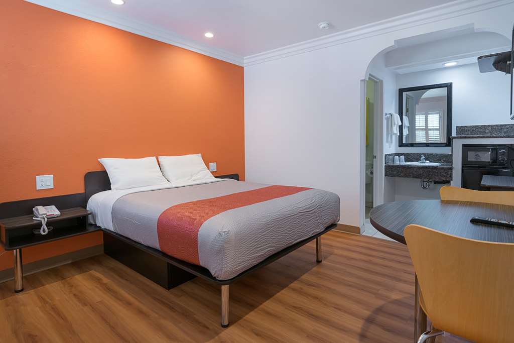 MOTEL 6 LOMITA, CA-guestroom-Guest Room,Sink,Bedding,Queen bed,Guest Room Amenity,Mini-Refrigerator,On-Site,Furnishings,Telephone,Deluxe Room,Single Room.jpg