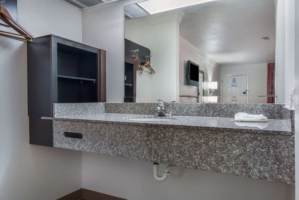 MOTEL 6 MARSHALL, TX-guestroom-Guest Room,Bathroom,On-Site.jpg