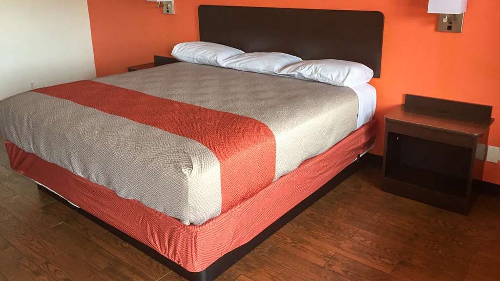 MOTEL 6 WACO TX-guestroom-Guest Room,Bedding,King bed,Guest Room Amenity,On-Site,Furnishings,Single Room,Standard Room.jpg