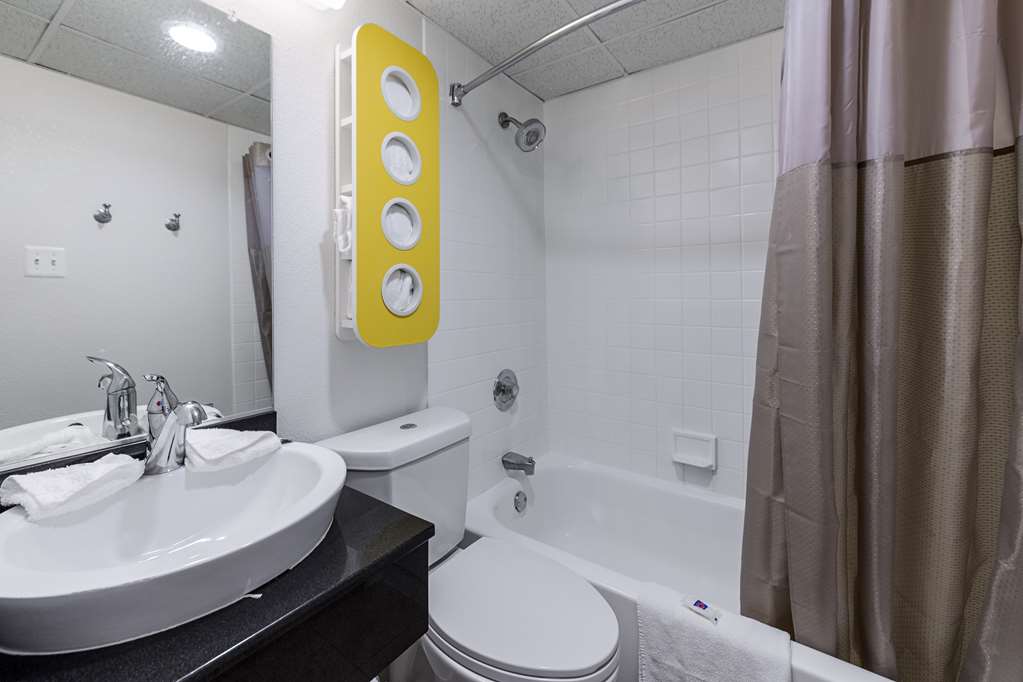 MOTEL 6 WARMINSTER, PA-guestroom-Guest Room,Bathroom,On-Site.jpg