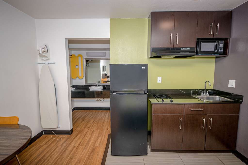 STUDIO 6 TYLER, TX - NORTHWEST-guestroom-Guest Room,Guest Room Amenity,On-Site.jpg