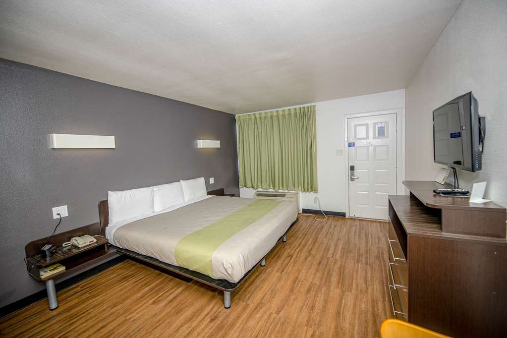 STUDIO 6 TYLER, TX - NORTHWEST-guestroom-Guest Room,On-Site.jpg