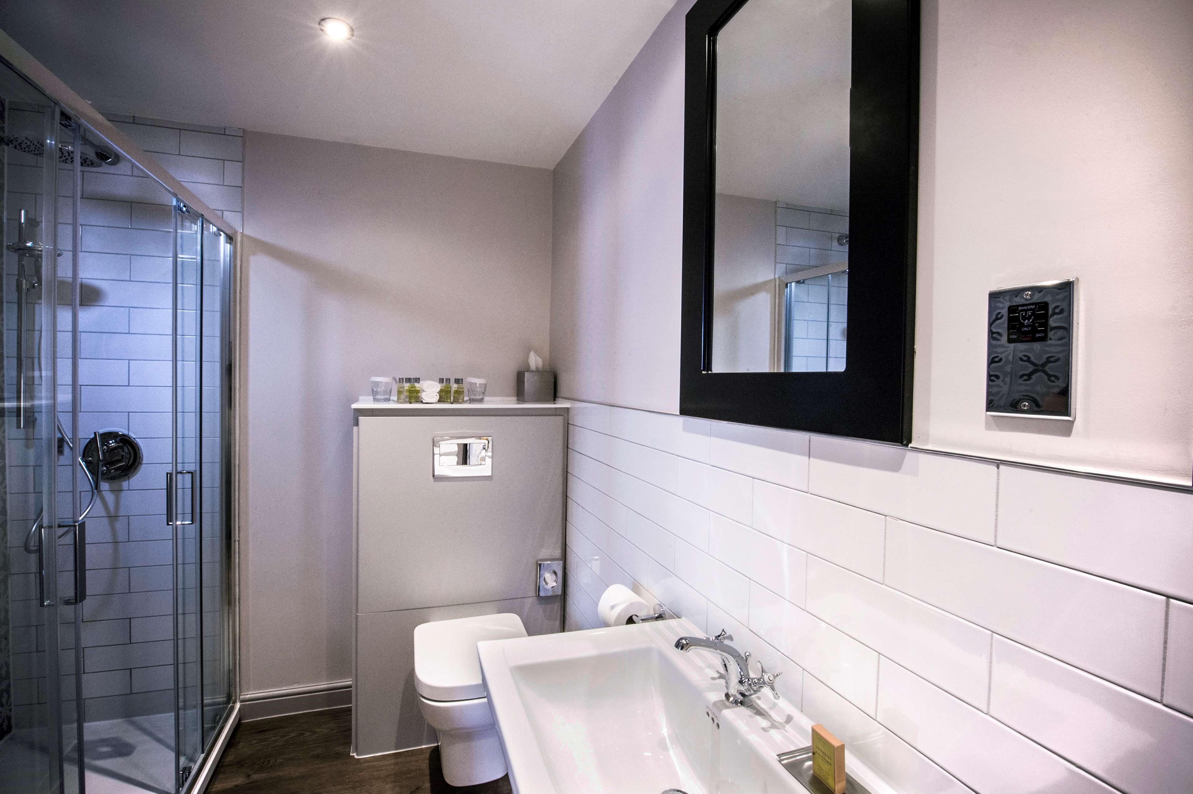 DoubleTree by Hilton Cheltenham Room Type - KING JUNIOR SUITE