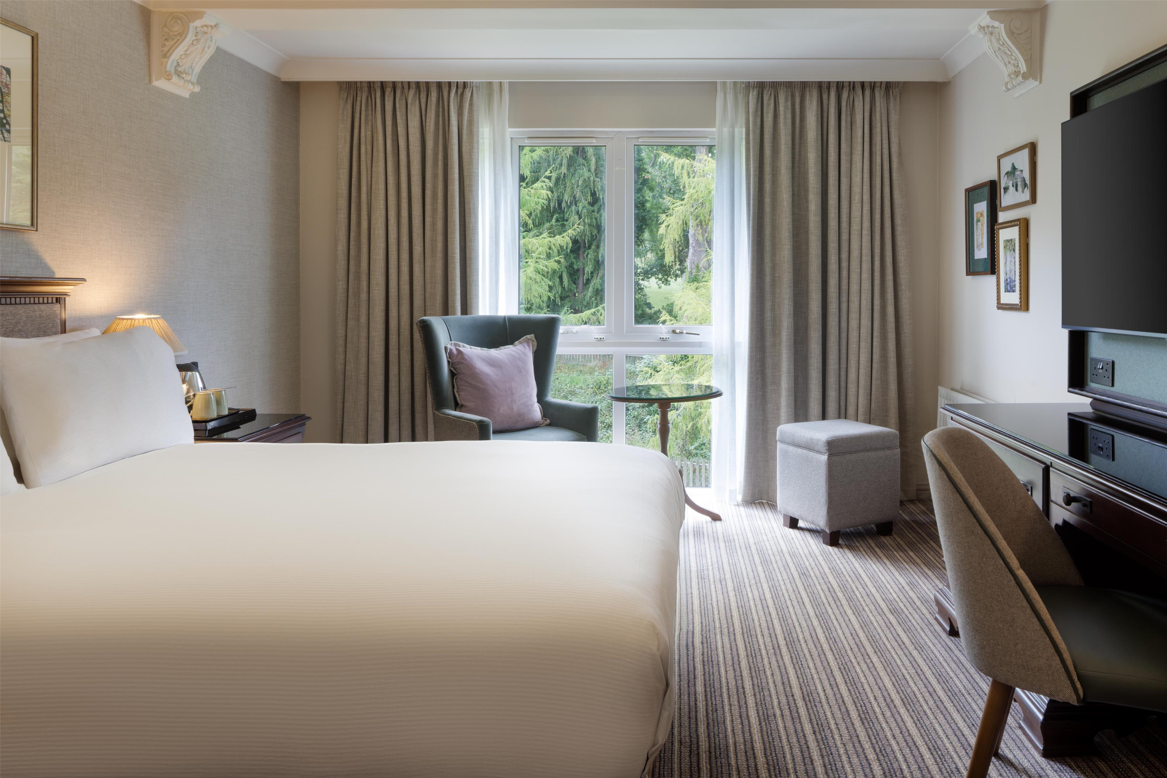 DoubleTree by Hilton Cheltenham Room Type - QUEEN DELUXE ROOM W  VIEW