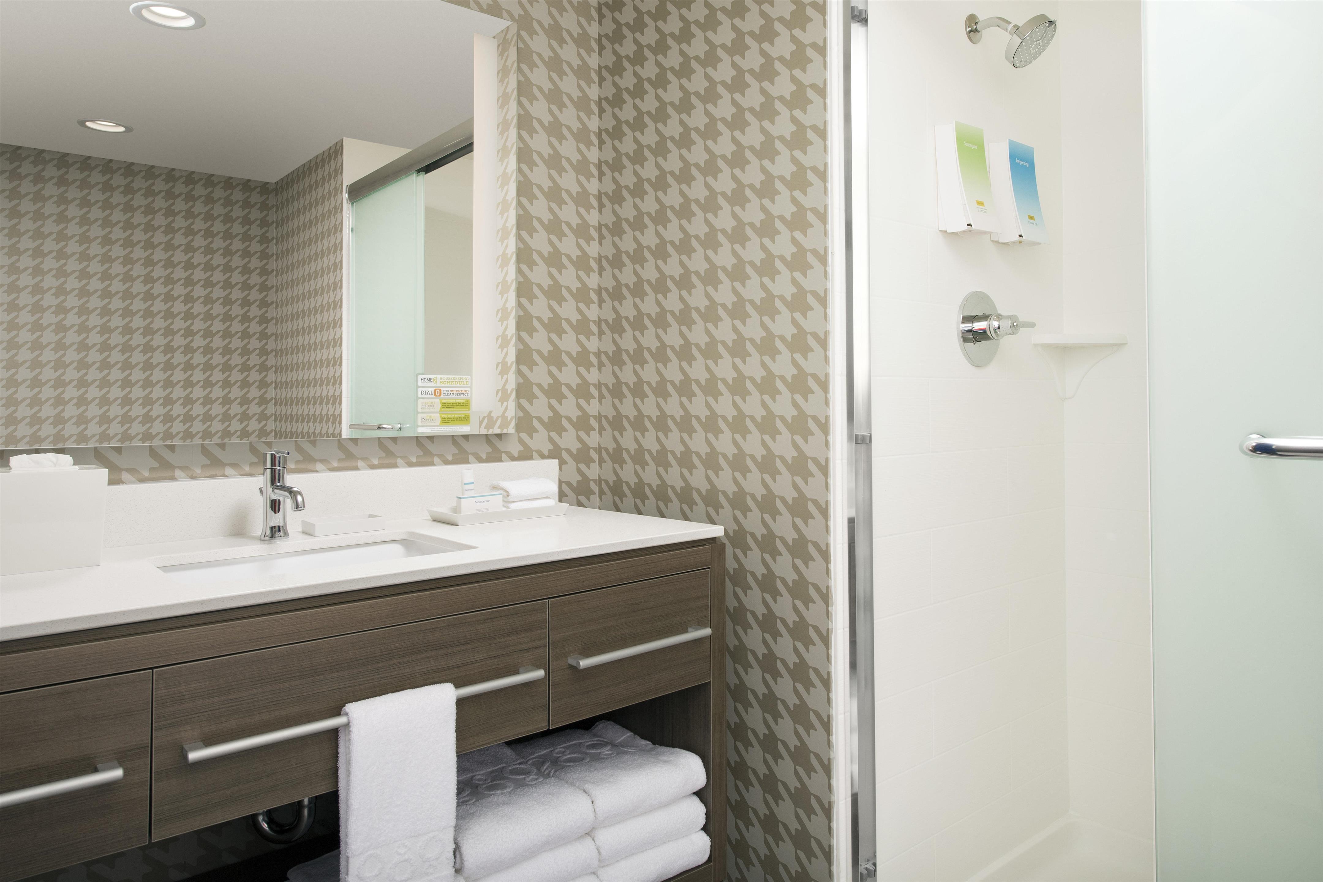 Guest room bath