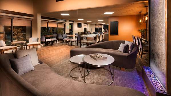 Aiden by Best Western Warm Springs Hotel and Event Center