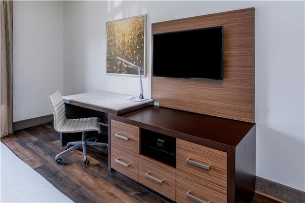 1 King Bed, Non-Smoking, Microwave And Refrigerator