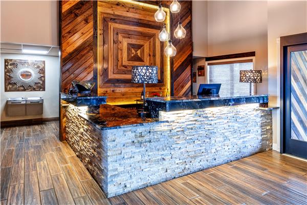 Aiden by Best Western Warm Springs Hotel and Event Center
