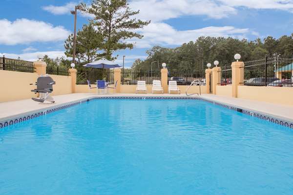 Pool - Americas Best Value Inn Kosciusko