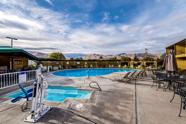 Pool - SureStay Hotel by Best Western Wenatchee