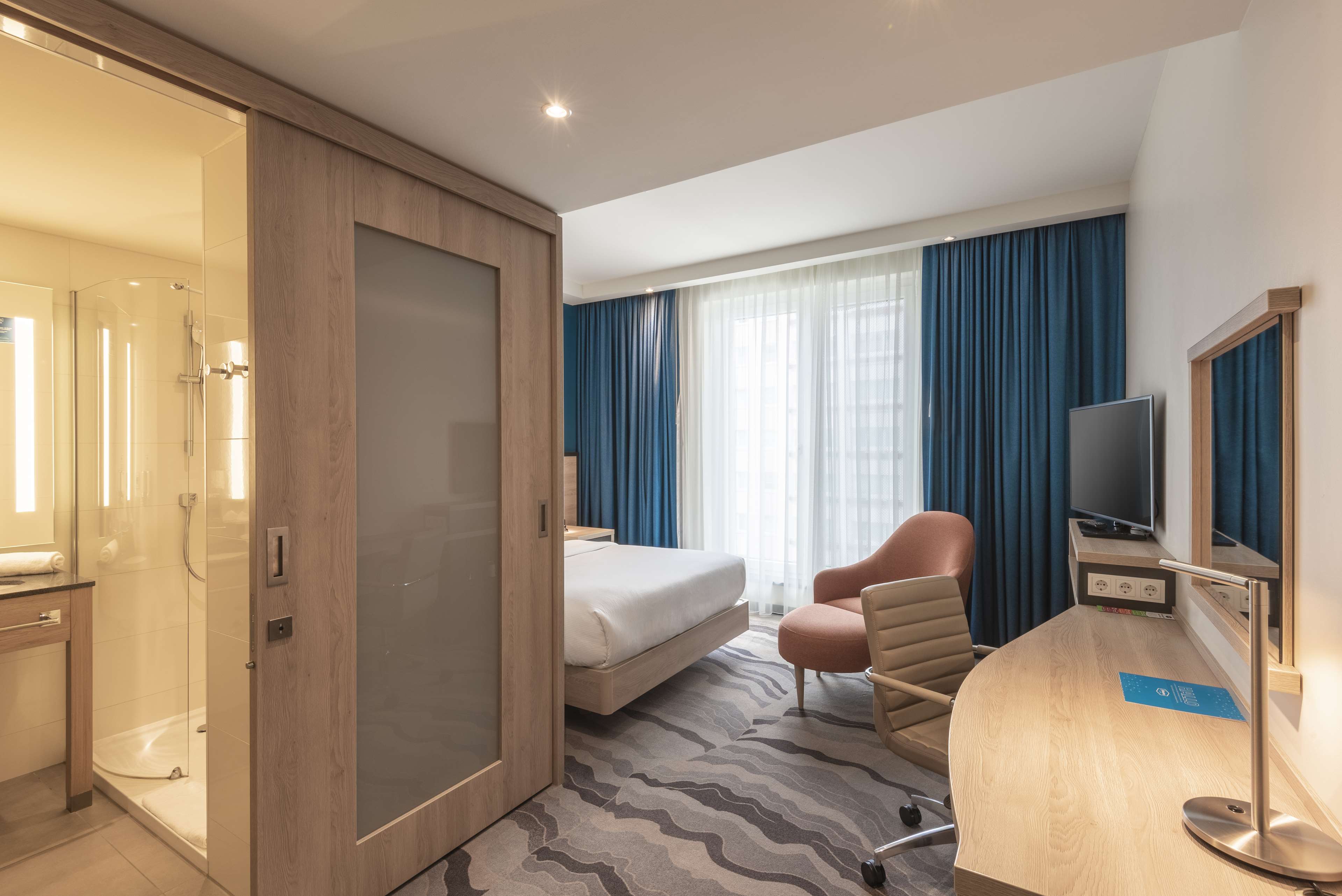 Hampton By Hilton Berlin City Centre Alexanderplatz Room Type - QUEEN ROOM W  CITY VW