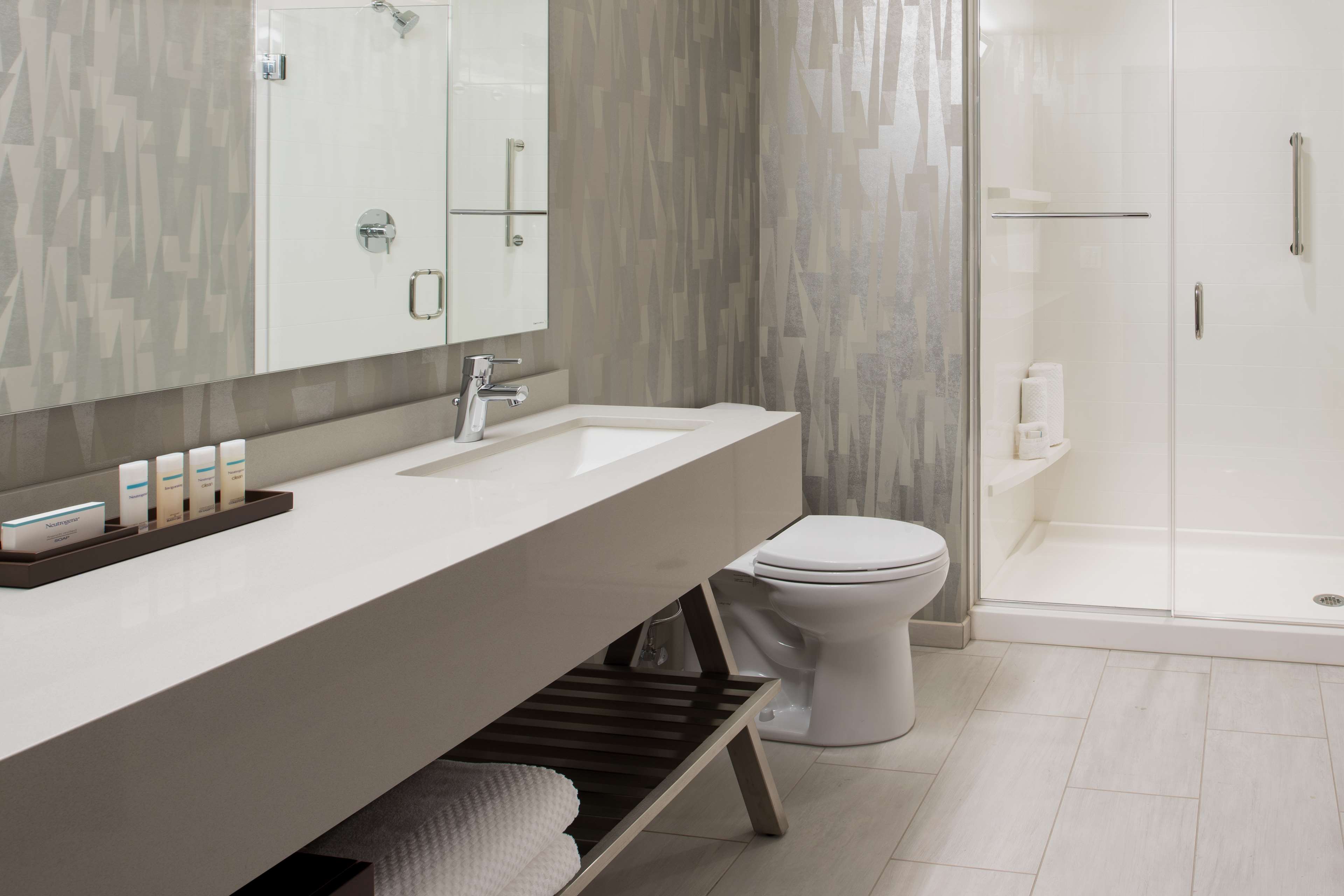 Embassy Suites by Hilton Seattle Downtown Pioneer Square Room Type - STUDIO- KING- HEAR ACCESS
