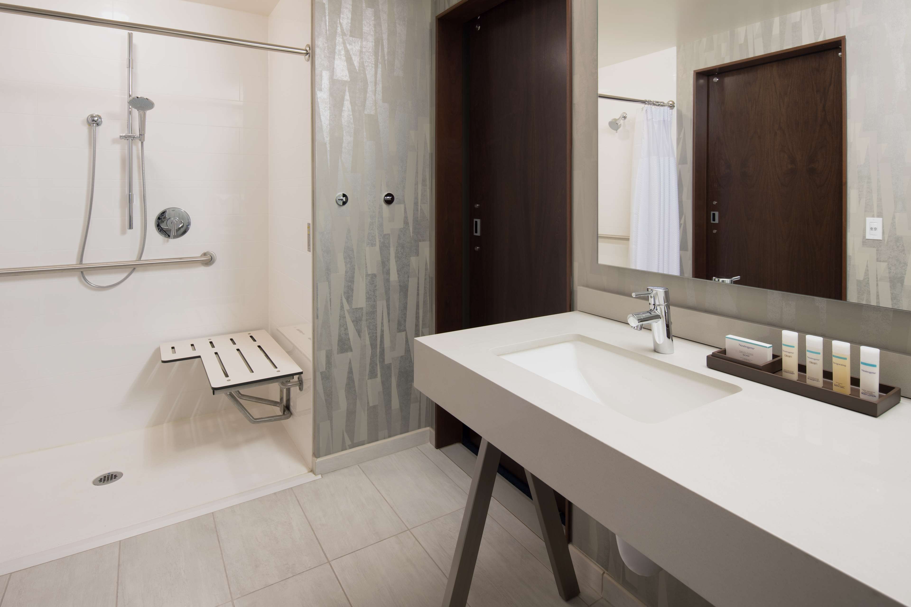 Embassy Suites by Hilton Seattle Downtown Pioneer Square Room Type - STUDIO-KING-MOB ACC RI SH