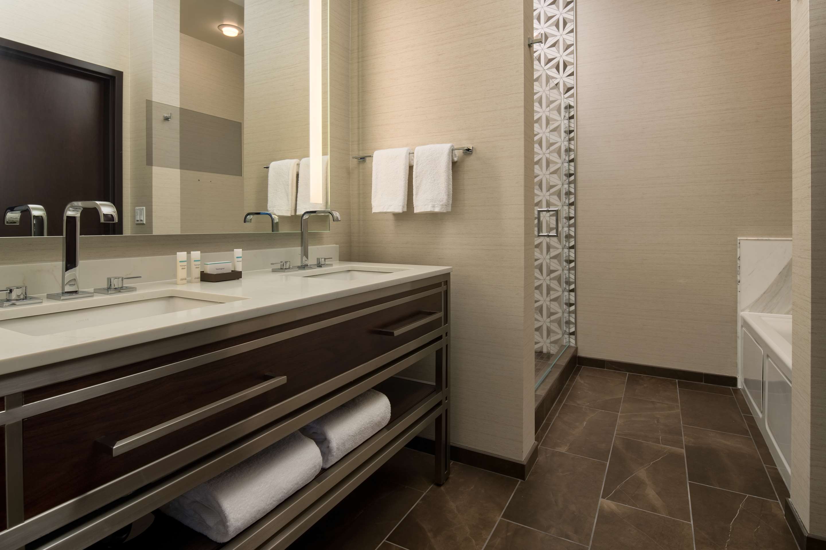 Guest room bath
