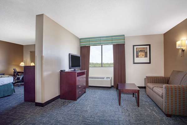 Suite - Baymont Inn & Suites Saraland - I-65, Exit 13
