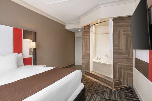 Suite - Baymont Inn & Suites Medicine Hat