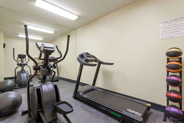 Fitness/ Exercise Room - Days Inn Crown Heights Brooklyn