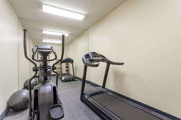 Fitness/ Exercise Room - Days Inn Crown Heights Brooklyn