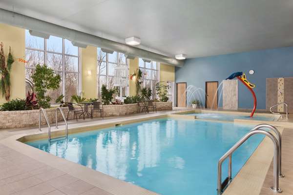 Pool - Days Inn Levis