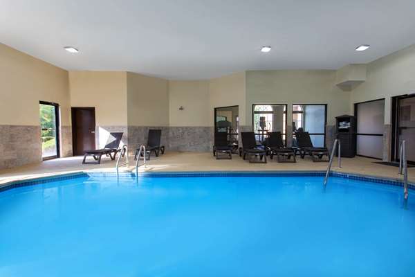Pool - Ramada Hotel Glendale Heights