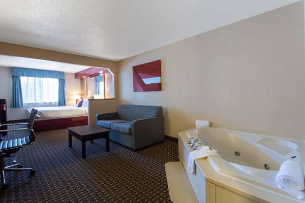 Suite - Ramada Hotel Glendale Heights