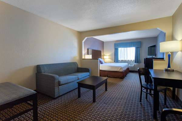 Suite - Ramada Hotel Glendale Heights