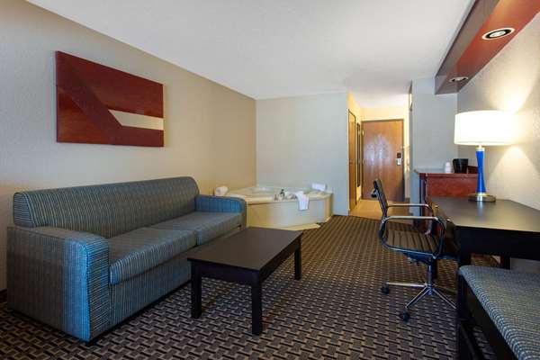 Suite - Ramada Hotel Glendale Heights