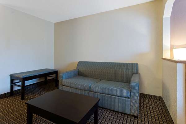 Suite - Ramada Hotel Glendale Heights