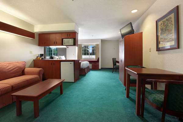 Suite - Super 8 Hotel Harbison Columbia - I-26, Exit 104