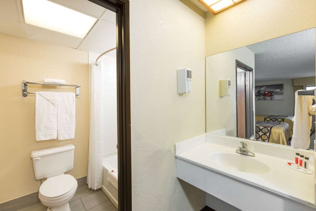 SUPER 8 BY WYNDHAM WICHITA NORTH-guestroom-Guest Room,Bathroom,On-Site.jpg