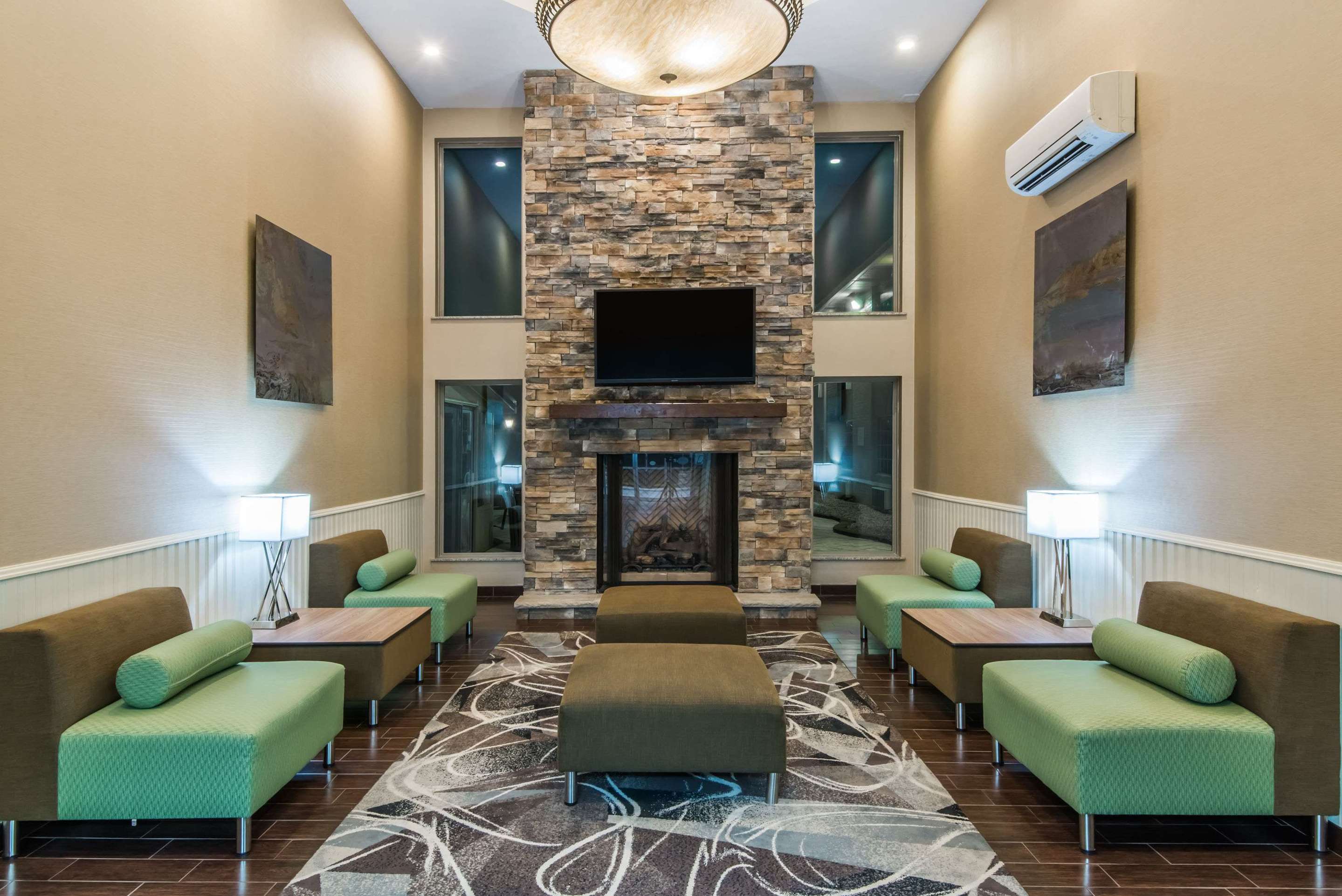 Lobby | Wyndham Garden Cross Lanes Charleston