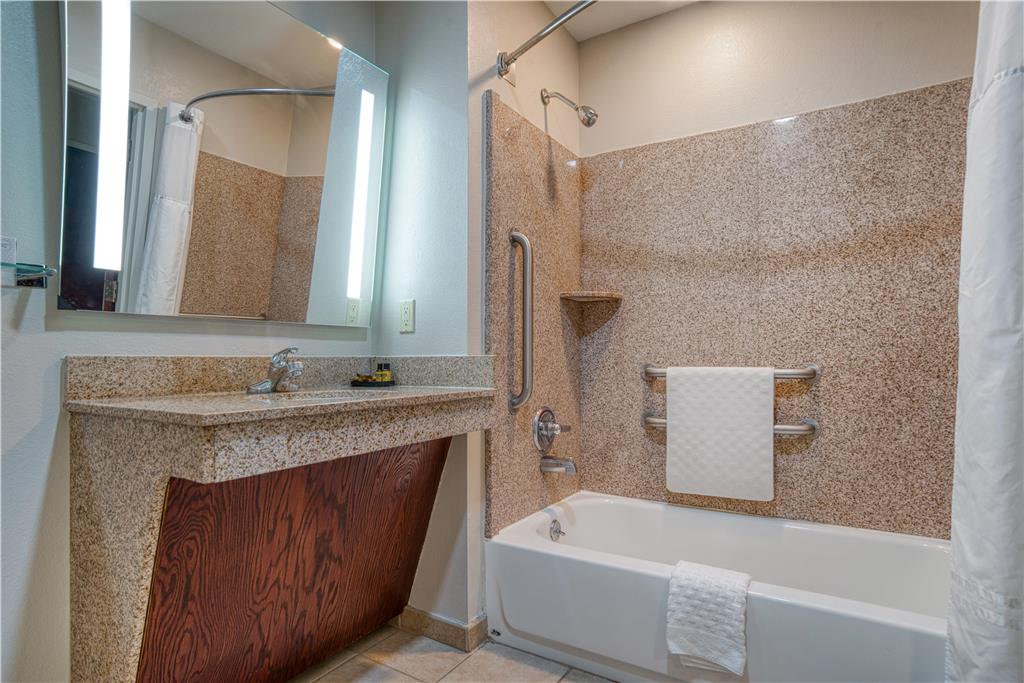 Best Western Plus Philadelphia-Choctaw Hotel and Suites-guestroom-Guest Room,Bathroom,On-Site.jpg