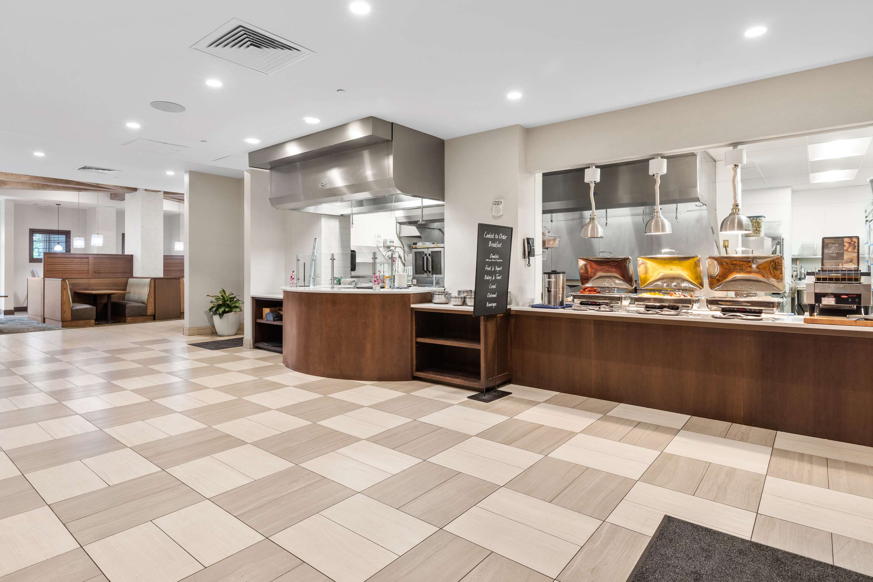 Breakfast Area | Embassy Suites By Hilton Oahu Kapolei