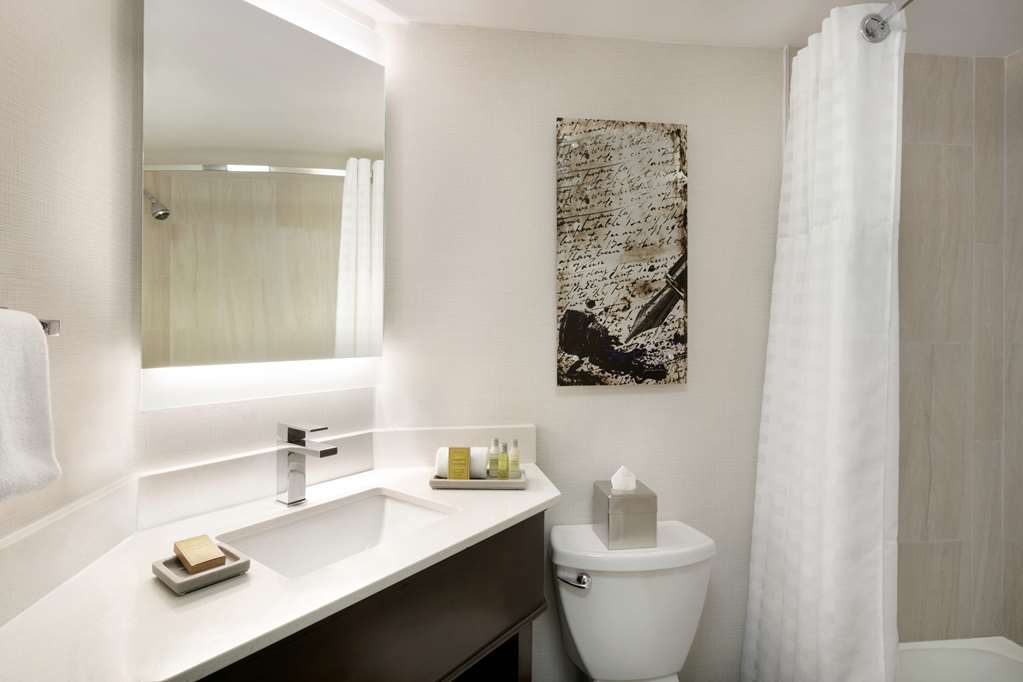 Doubletree by Hilton McLean Tysons Room Type - 1 KING HEARING ACCESSIBLE