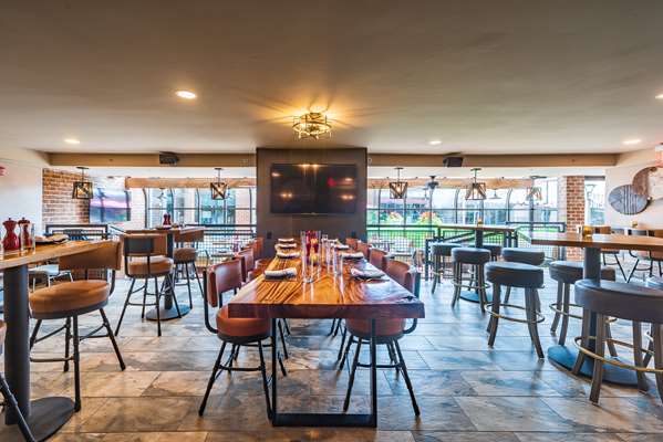 Restaurant - DoubleTree by Hilton Hotel McLean