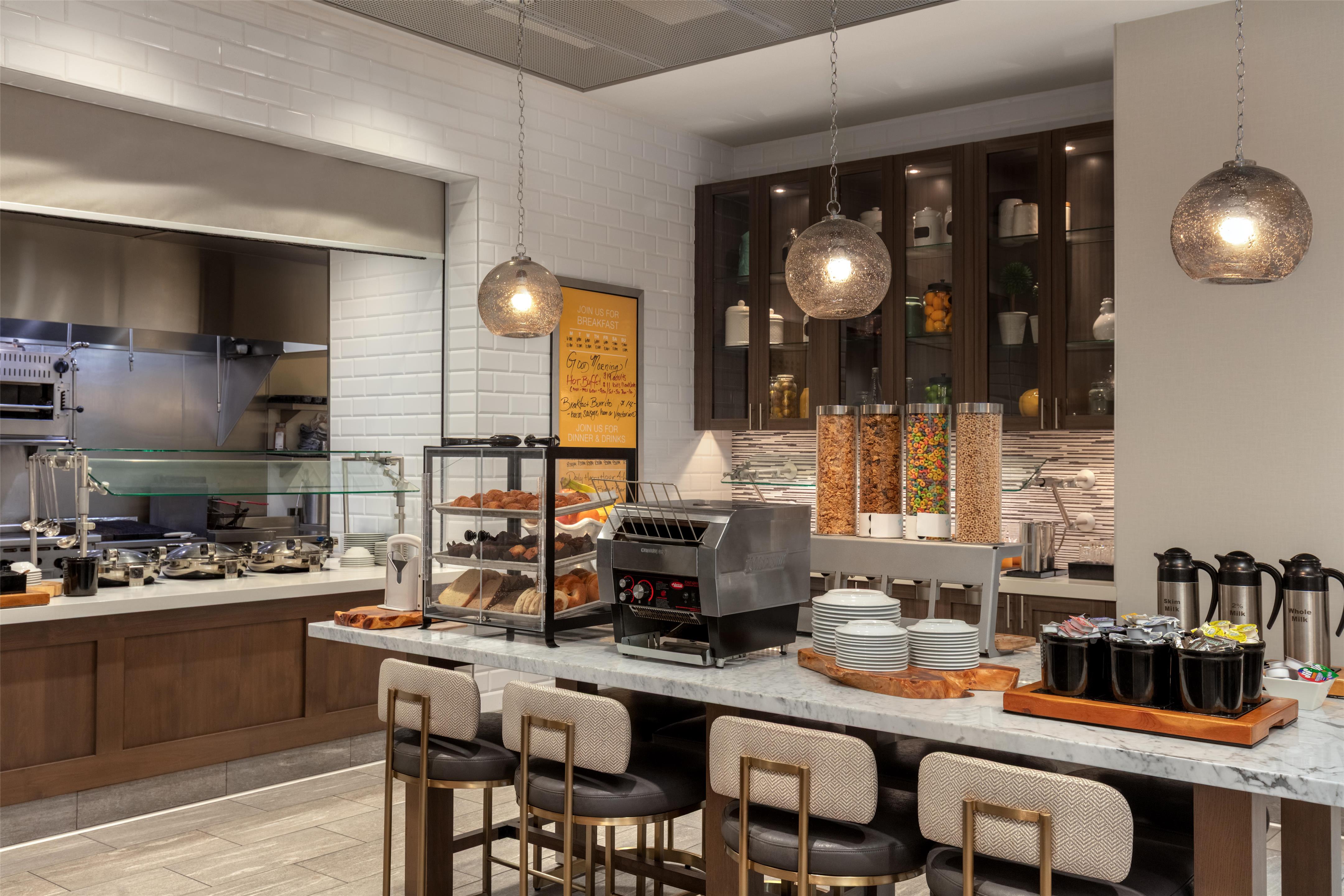 Breakfast Area | Hilton Garden Inn Santa Barbara / Goleta