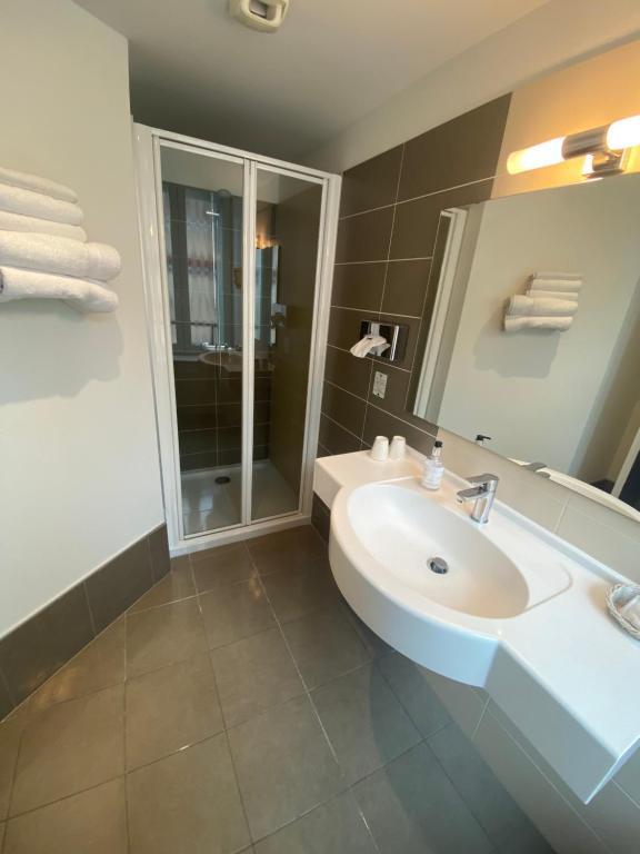 HOTEL DU LOUVRE-guestroom-Guest Room,Guest Room Amenity,On-Site.jpg