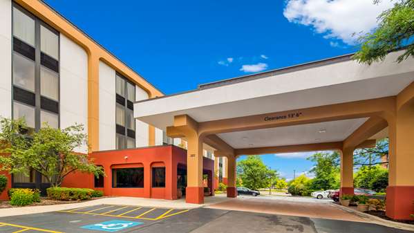 Exterior view - SureStay Plus Hotel Lombard